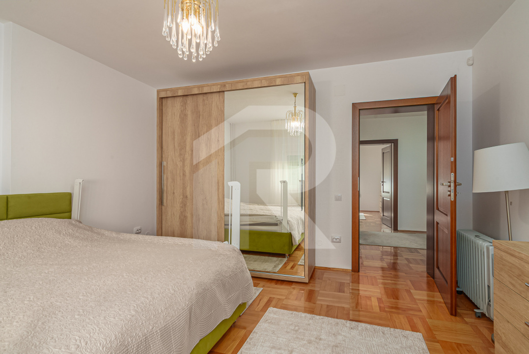 Vilă de vânzare în Bușteni – 8 dormitoare, vedere directă spre Crucea Caraiman!