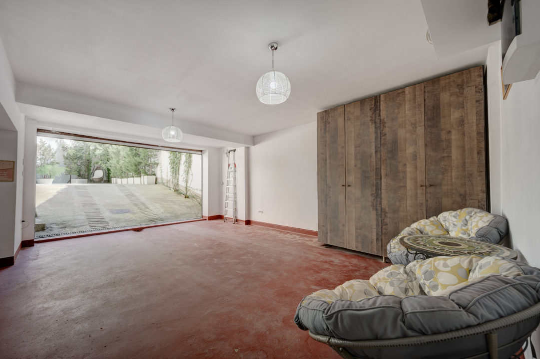 CAROL - EPISCOP CHESARIE, APARTAMENT 250 MP TOTAL, CURTE 250 MP!