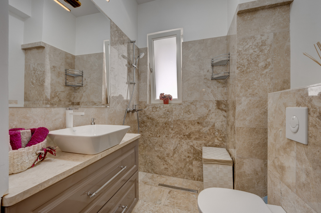 CAROL - EPISCOP CHESARIE, APARTAMENT 250 MP TOTAL, CURTE 250 MP!