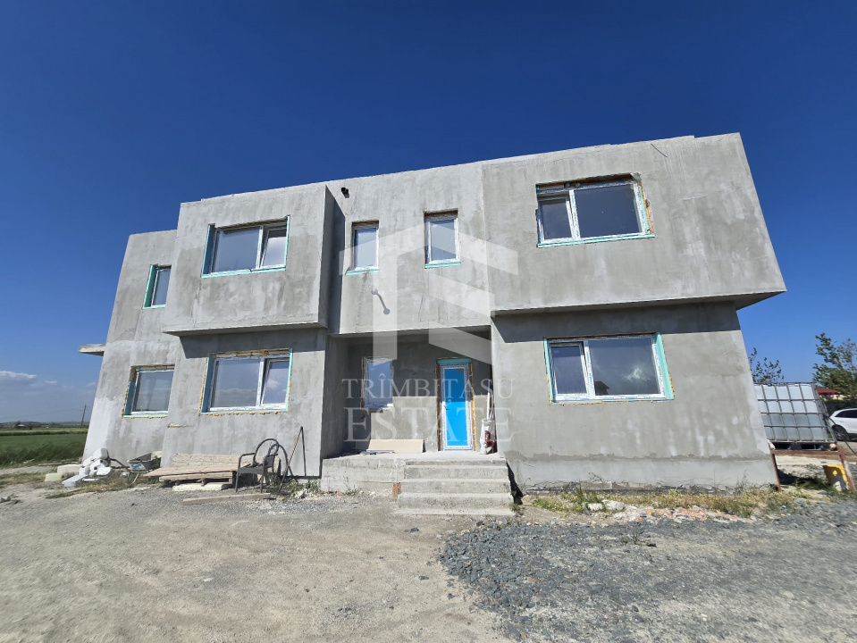 OVIDIU-POIANA- Vila tip duplex cu terasa circulabila.